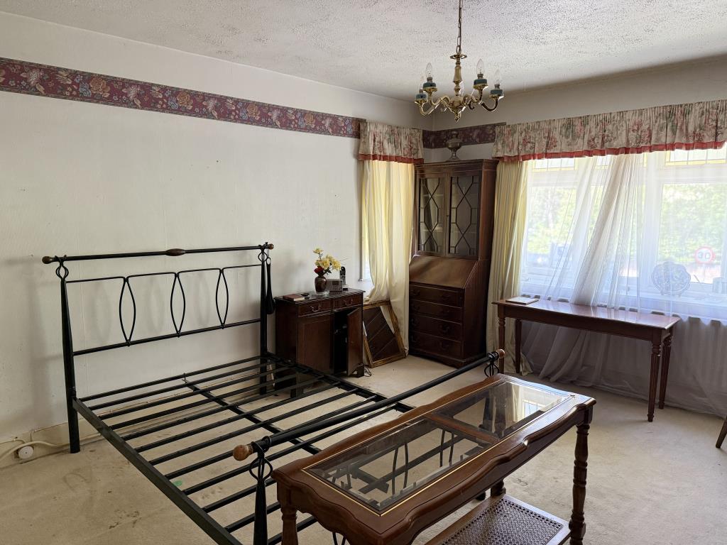 Lot: 37 - DETACHED HOUSE FOR IMPROVEMENT - Main front bedroom